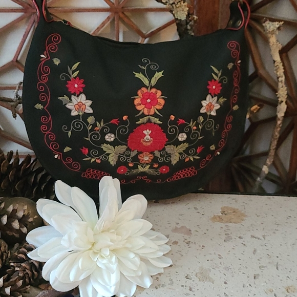 BEAUTIFUL BLACK EMBROIDERED ZIP TOP HANDBAG.MULTI - Picture 2 of 16